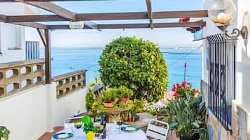 House, 4 Bedrooms, Terrace | Outdoor dining