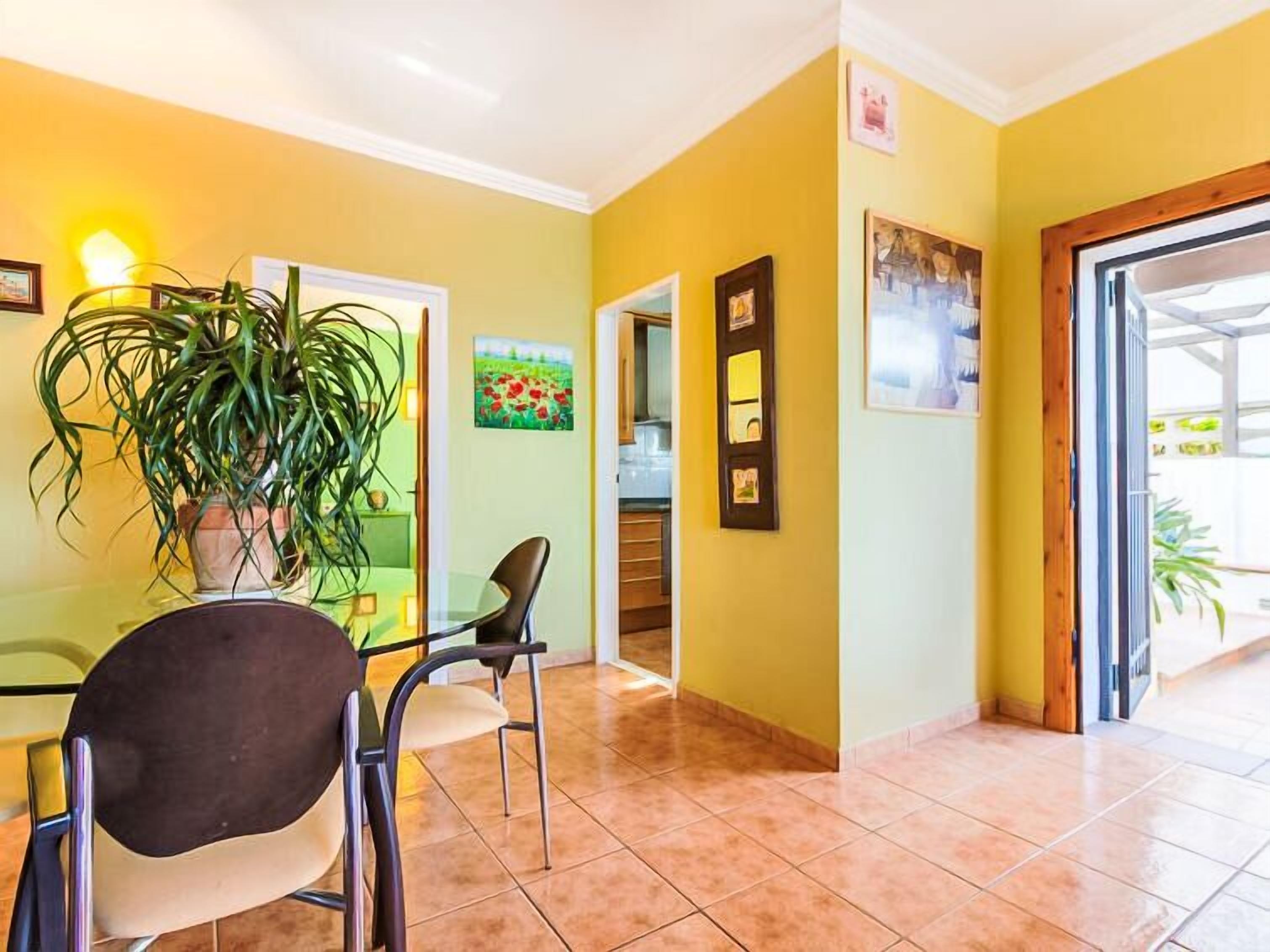 House, 4 Bedrooms, Terrace | Tempat makan