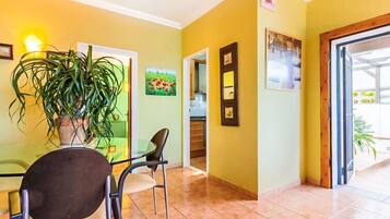 House, 4 Bedrooms, Terrace | Tempat makan