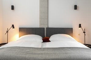 Design Studio | Desk, laptop workspace, iron/ironing board, cribs/infant beds - Global Living I The Graf (Berlin)