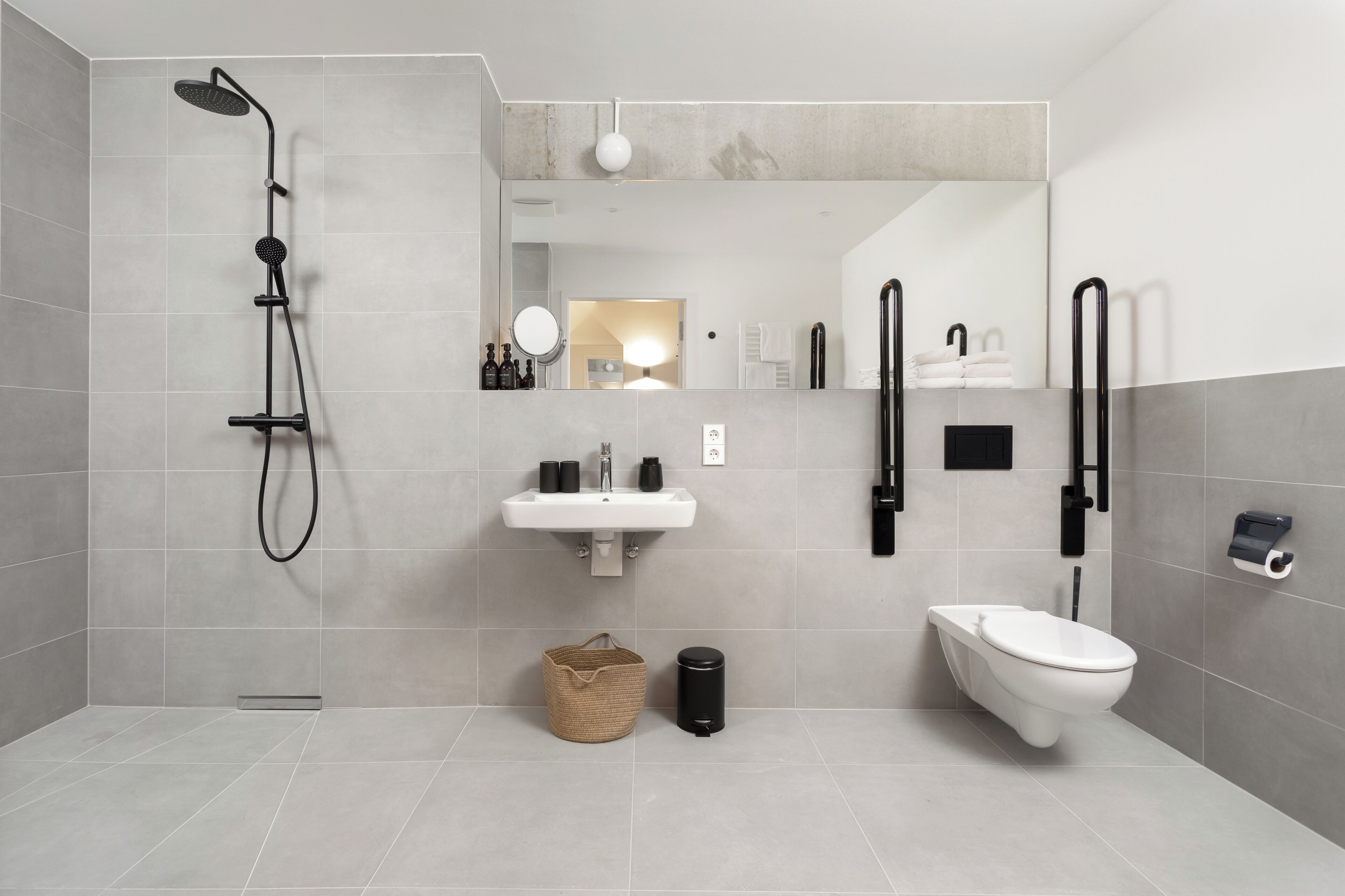 Premium-Apartment | Badezimmer | Dusche, Regendusche, kostenlose Toilettenartikel, Haartrockner