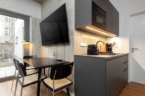 Appartement Design, non-fumeurs, cuisine | Cuisine privée | Réfrigérateur, micro-ondes, plaque de cuisson, machine à expresso