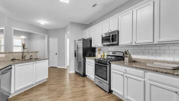House, 3 Bedrooms | Private kitchen | Fridge, oven, coffee/tea maker
