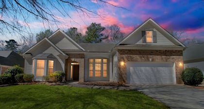 Spacious Family Retreat in Atlanta - Sleeps 10