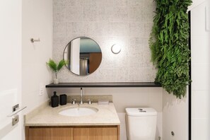 Studio | Bathroom | Shower, towels, soap, shampoo