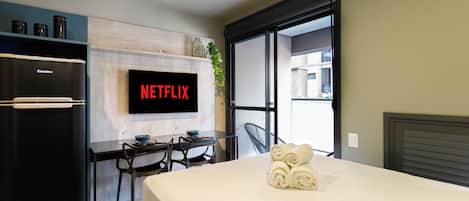 Cortinas blackout, wifi gratis y ropa de cama