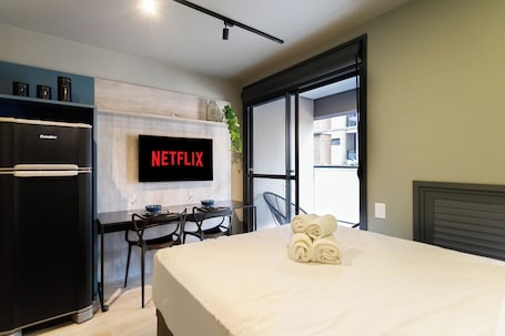 Studio | Blackout drapes, free WiFi, bed sheets. Haus Mitre Pinheiros