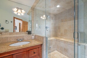 Apartment, 2 Schlafzimmer | Badezimmer | Handtücher, Shampoo
