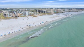 Une plage avec plusieurs bâtiments d’hôtel en arrière-plan.
