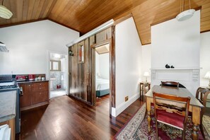 Interior - Globe Cottage (Castlemaine)