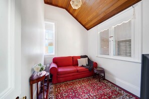 Living area - Globe Cottage (Castlemaine)