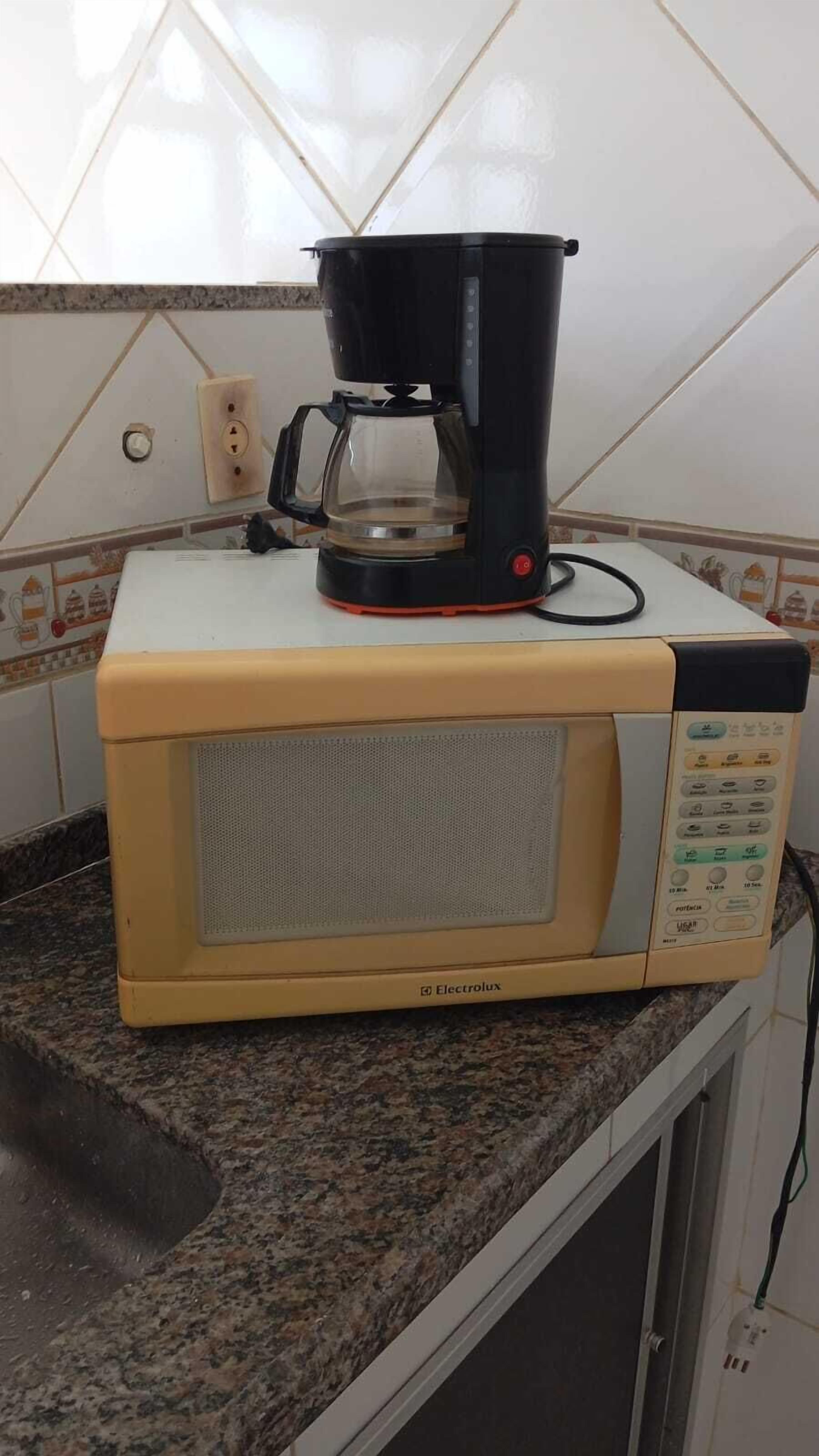 Basic Apartment, City View | Private kitchen | Mini-fridge, microwave, cookware/dishes/utensils