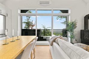 Een televisie en een open haard