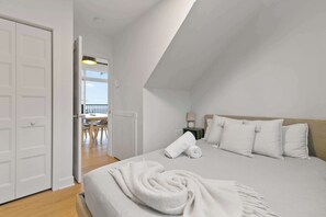 2 bedrooms, travel cot, WiFi, bed sheets