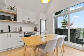 Fridge, microwave, oven, stovetop - Spa | Mountain | Modern Comfort | Elska (Saint-Côme)