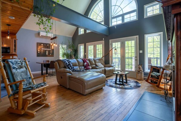 TV, fireplace, stereo