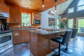 Fridge, microwave, oven, stovetop - Heart of the Nature - L'Coureur des bois (Chertsey)