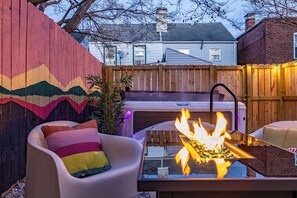 Terrace/patio - Hot Tub | King Bed | Games | Free Parking (Pittsburgh)