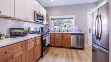 Geladeira, micro-ondas, fogão, cooktop