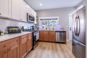 Fridge, microwave, oven, stovetop - Hot Tub | King Bed | Games | Free Parking (Pittsburgh)