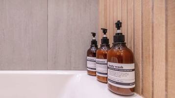 Een douche, een haardroger, handdoeken