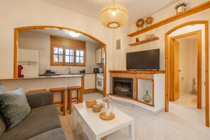 TV, fireplace - Holiday Home 'Deltabahia' with Shared Pool, Wi-Fi and Air Conditioning (Alcanar)