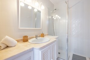 Shower, hair dryer, towels - Holiday Home 'Deltabahia' with Shared Pool, Wi-Fi and Air Conditioning (Alcanar)