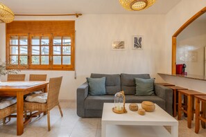 TV, fireplace - Holiday Home 'Deltabahia' with Shared Pool, Wi-Fi and Air Conditioning (Alcanar)