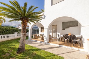 Outdoor dining - Holiday Home 'Deltabahia' with Shared Pool, Wi-Fi and Air Conditioning (Alcanar)