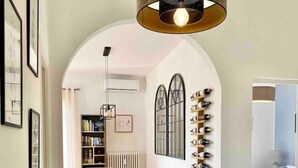 Un intérieur moderne comprenant un coin repas, un meuble à vin et un espace salon confortable.