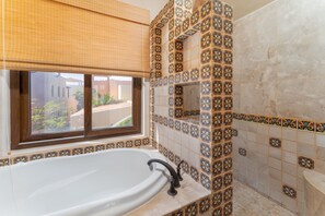 Douche, sĂšche-cheveux, serviettes fournies