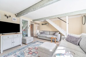 Smart TV y chimenea 