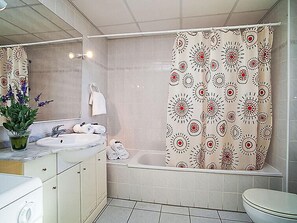 Maison, 4 chambres, terrasse | Salle de bain