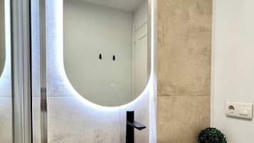 Estudio clásico, 1 cama Queen size | Baño | Secadora de cabello, toallas, jabón, shampoo
