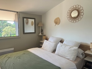 2 bedrooms, iron/ironing board, WiFi