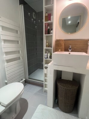 Douche, sèche-cheveux