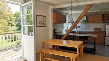 Fridge, oven, stovetop, coffee/tea maker