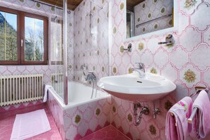 Sèche-cheveux, serviettes fournies, savon, papier toilette