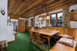 Dining - Quaint house with large garden in the Salzburg region for large families/groups (Lämmerbach)
