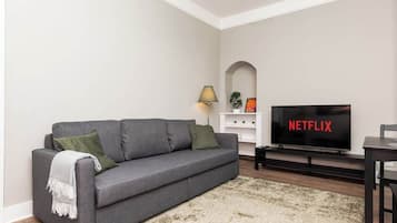 Una televisión, una oficina