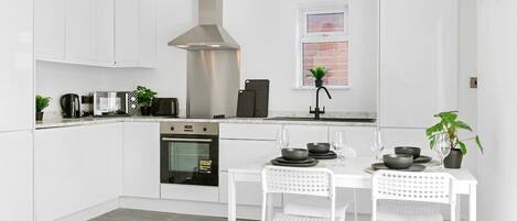 KĂŒhlschrank, Mikrowelle, Ofen, Herdplatte