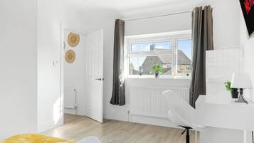 4 bedrooms, iron/ironing board, WiFi, bed sheets