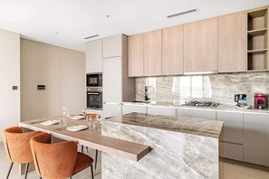 Fridge, microwave, oven, stovetop - Luxurious Stay in JVC with Rooftop Pool & Gym (Dubai)