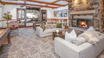 智能電視、壁爐、足球機