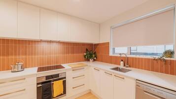 Een koelkast, een microgolfoven, een oven, een kookplaat