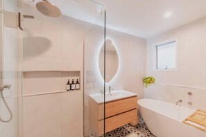Douche, séchoir à cheveux, serviettes fournies