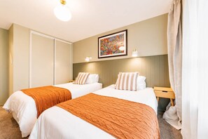 2 habitaciones, tabla de planchar con plancha, wifi y ropa de cama