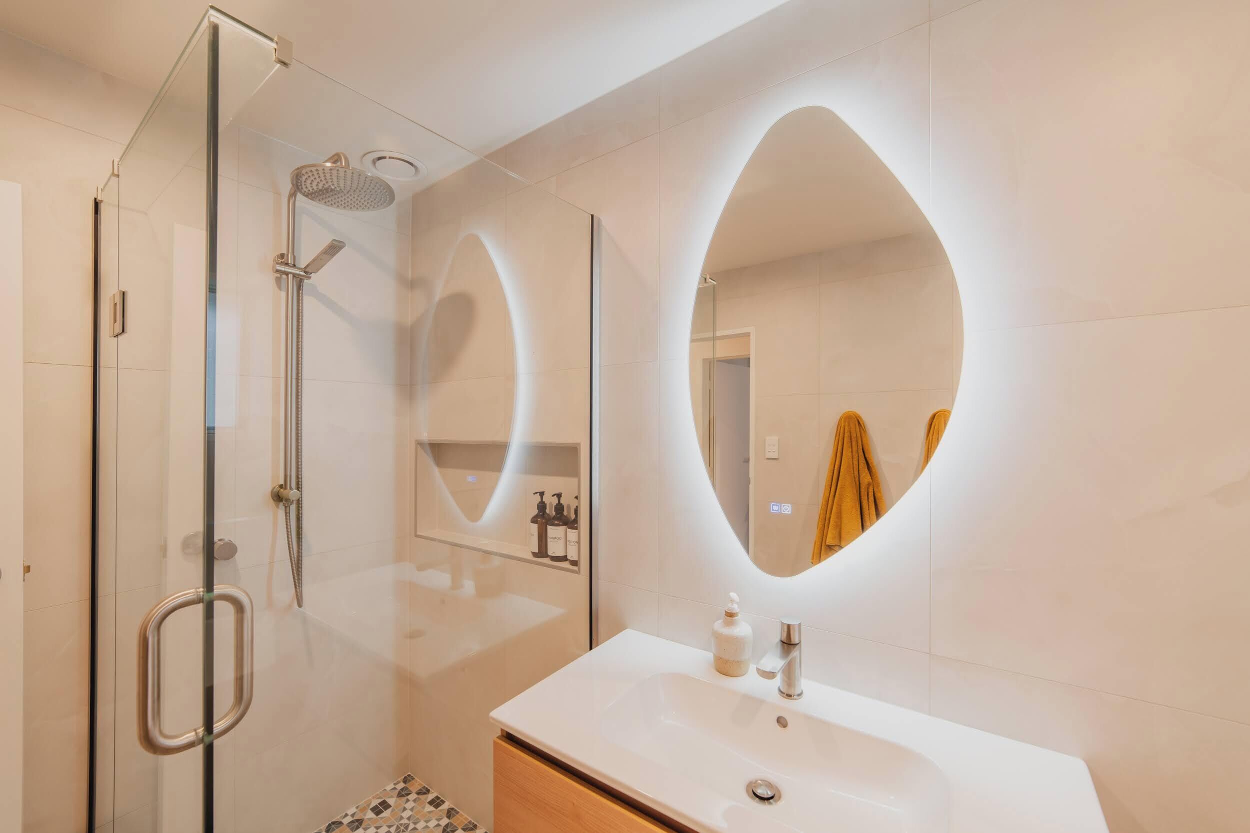 Douche, sèche-cheveux, serviettes fournies