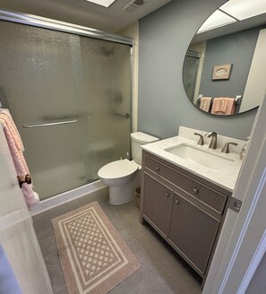 Douche, sèche-cheveux, serviettes fournies, savon