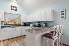 Fridge, microwave, oven, stovetop - Cue Country Roads: Oceanside | Hot Tub | Dogs OK (Corolla)